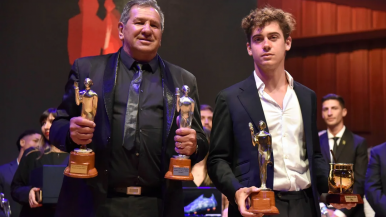 "Dibu" Martínez (retiró los premios us padre) y Colapinto, los más premiados de la noche 