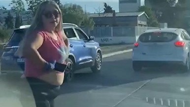 Video en la Patagonia: por una discusión de tránsito,  una mujer le mostró los pechos a la otra