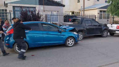 Santa Cruz: iba ebrio al volante y se llevó por delante dos autos estacionados 