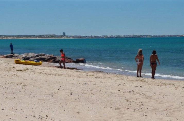 Vacaciones en Las Grutas: cinco playas alejadas del tumulto