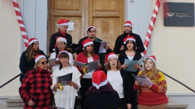 La Casa España celebró la Navidad con un emotivo canto de villancicos en el centro de Río Gallegos