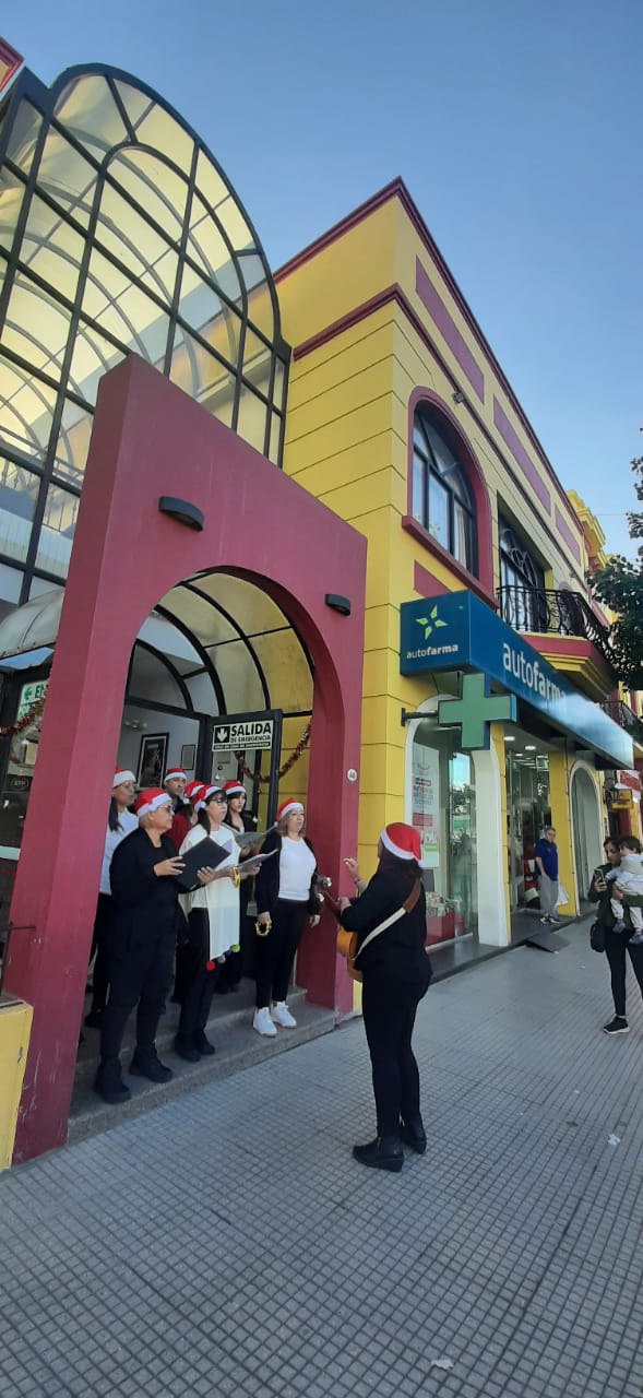 La Casa Espaa celebr la Navidad con un emotivo canto de villancicos en el centro de Ro Gallegos