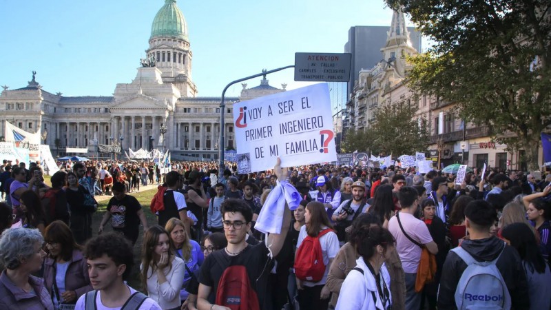 En el primer ao de Javier Milei, el presupuesto a las universidades cay un 30% y los salarios docentes un 23%