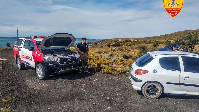 Bomberos de Santa Cruz ayudaron a automovilista a salir de la arena 