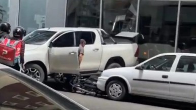 Mar del Plata: se bajó de la camioneta para discutir, no le puso freno y destrozó un local