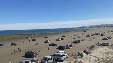 Taparon las brasas del asado con arena y un bebé se quemó los pies en una playa de la Patagonia