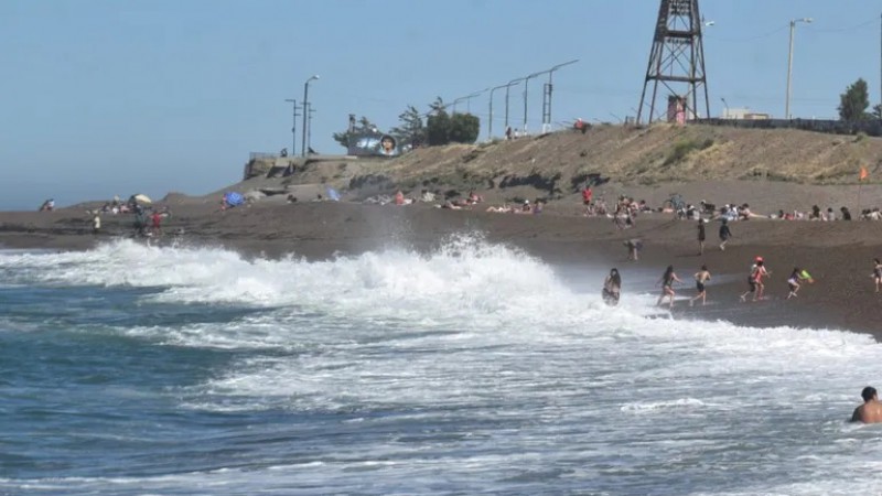 Policas rescatan a tres jvenes en la costanera de una localidad de Santa Cruz 