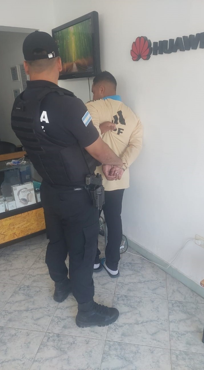 Polica frustra robo en un local comercial con un detenido