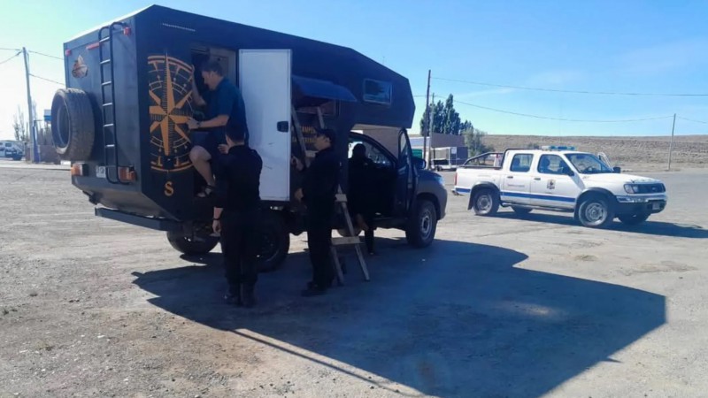 Turistas alemanes quedaron encerrados en su propio vehculo y tuvieron que ser asistidos por la Polica de Santa Cruz 