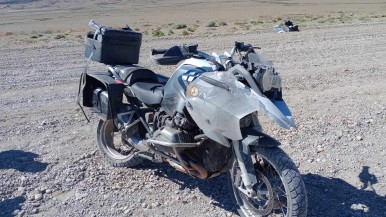 Motociclista brasileño sufrió graves lesiones tras accidente en la Ruta 40 en Santa Cruz