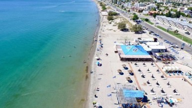 Verano 2025 en Puerto Madryn: mirá los precios de las carpas y las sombrillas