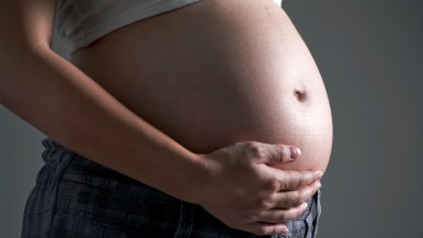 La vacuna es para personas gestantes en el último trimestre de embarazo