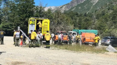 Brigadistas tratan de apagar el fuego en Río Negro 