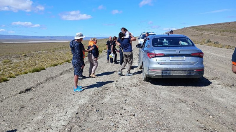 Rescatan a familia mendocina que viajaba a El Calafate y estaba atrapada en la ruta durante las intensas lluvias