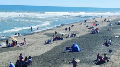 Cuál es el pueblo patagónico en el que viven 9 personas y tiene una playa soñada: los servicios que ofrece  