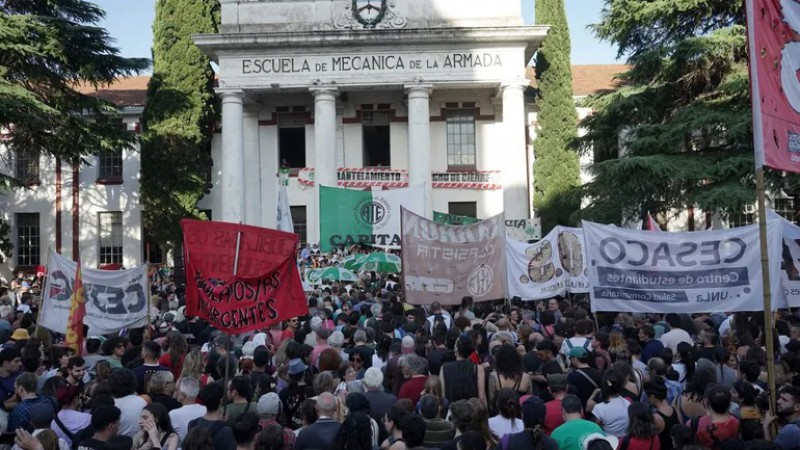 Masiva manifestacin contra los despidos y el cierre del Centro Cultural Haroldo Conti en la Ex ESMA