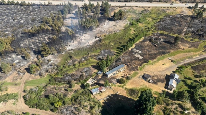 Un operativo de ms de 100 personas combate un incendio forestal en Chubut 