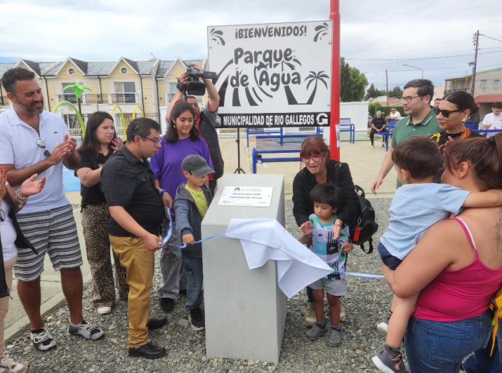 Se descubri de placa del Parque de Agua construido integramente con fondos municipales