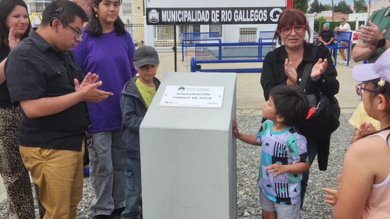 Se descubri de placa del Parque de Agua construido integramente con fondos municipales