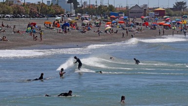 Bañeros a las piñas en una playa patagónica: le pidieron que no se metiera al mar y terminaron peleando