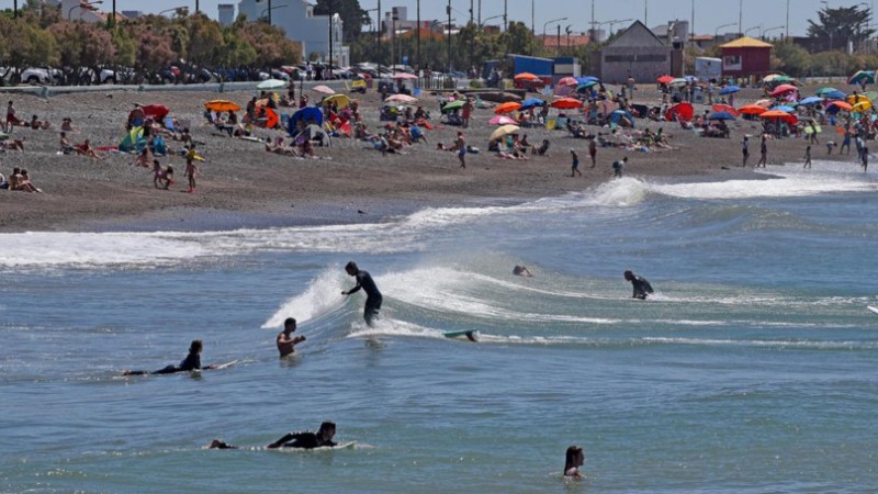 Baeros a las pias en una playa patagnica: le pidieron que no se metiera al mar y terminaron peleando