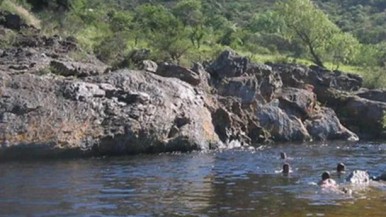 Tragedia: un hombre se tiró de cabeza al río, se golpeó y falleció