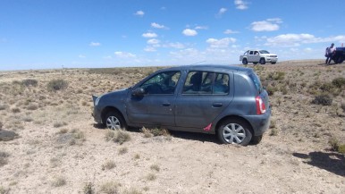 Un hombre de Río Gallegos viajaba a Las Grutas con su familia, intentó pasar un camión y volcó por el viento