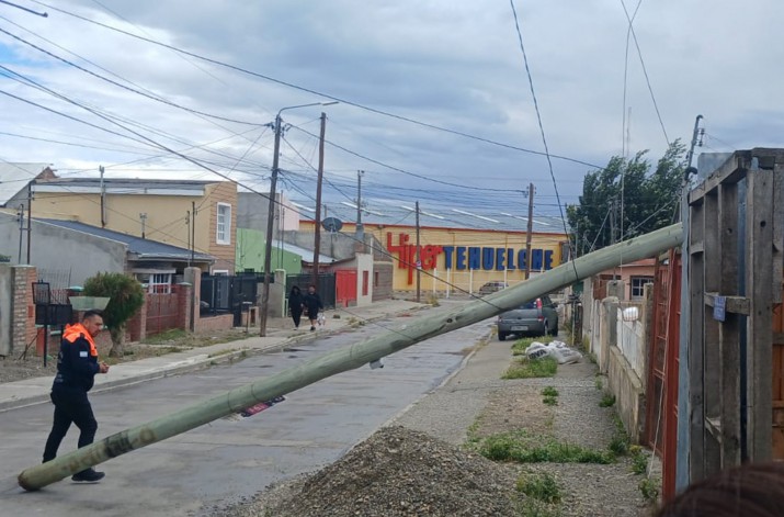 Por el fuerte viento, casi se vuela una casa en Ro Gallegos: tambin se cay un poste de luz  