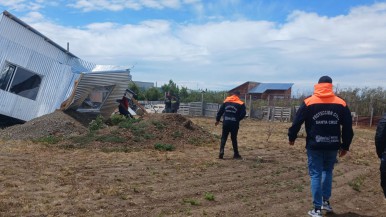 Por el fuerte viento, casi se vuela una casa en Río Gallegos: también se cayó un poste de luz  