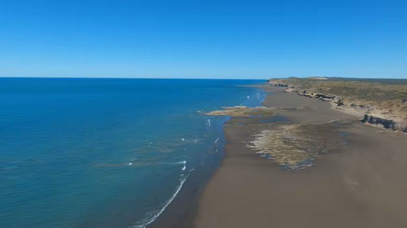 La playa patagnica que tiene aguas tibias y transparentes y en la que vive slo una persona 