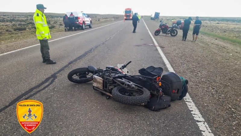 Moto choca con un camin en una ruta de Santa Cruz 