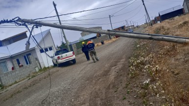 Santa Cruz: los daños por las fuertes ráfagas de viento, que podrían incrementarse y las líneas de emergencia 