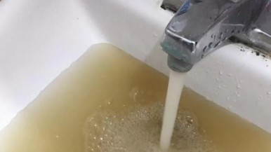 Una localidad de Santa Cruz con niveles elevados de turbiedad en el agua: piden precaución 