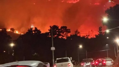 Tensión en Tandil por un incendio que devora todo a su paso