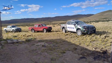 Estuvieron varados cinco días en una estancia de Santa Cruz y fueron rescatados por las fuerzas de seguridad  