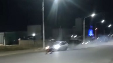 Increíble video de un accidente de la noche de Río Gallegos: un conductor que se dio a la fuga,  un joven con lesiones graves y control de alcoholemia 