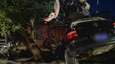 Perdieron el control del auto y chocaron contra un árbol: murieron cuatro chicos 