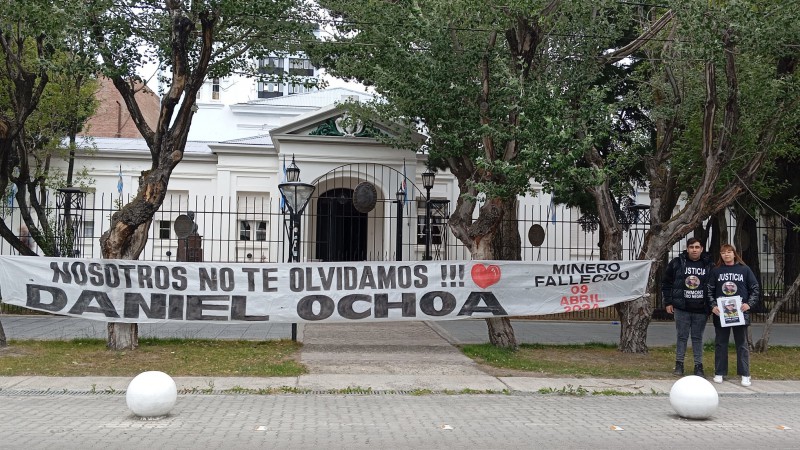 Familiares del minero Daniel Ochoa llevaron su pedido justicia frente a Casa de Gobierno y siguen buscando respuesta por parte de Newmont