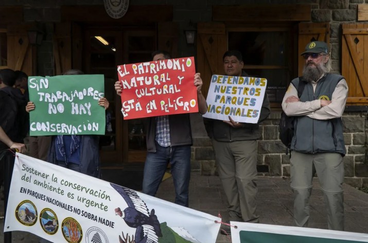 En una temporada marcada por los incendios, trabajadores de Parques Nacionales reclaman contra los despidos y la precarizacin laboral 