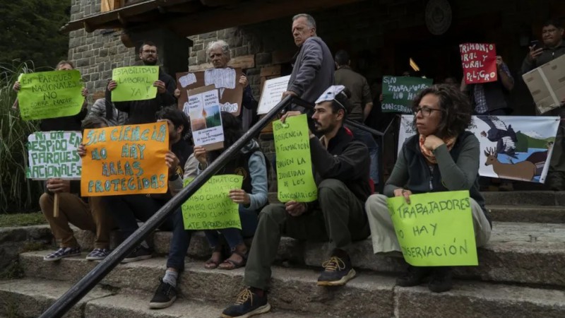 En una temporada marcada por los incendios, trabajadores de Parques Nacionales reclaman contra los despidos y la precarizacin laboral 