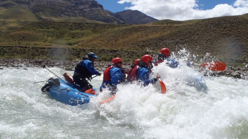 Al darse vuelta el gomn con el que hacan rafting en el Ro de las Vueltas, la correntada llev a las personas ro abajo quedando en lugares de difcil acceso.(Foto descriptiva)