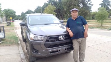 Cumplió 30 años de trabajo y su patrón le regaló una camioneta 0 km