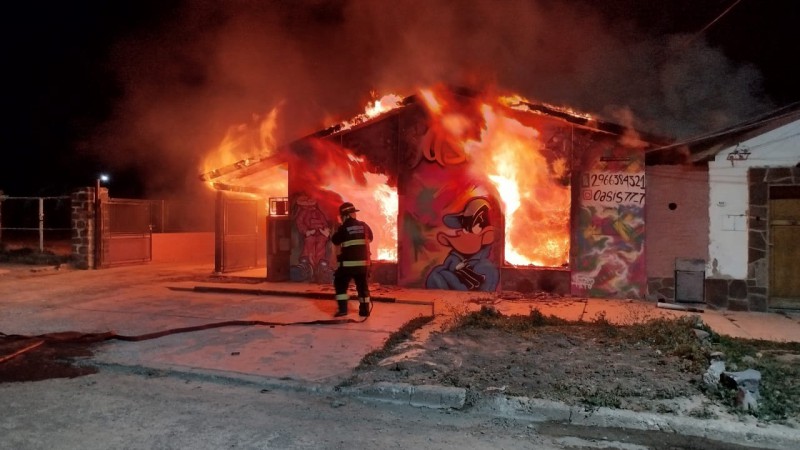 Robaron e incendiaron un comercio en Santa Cruz: allanaron y detuvieron a dos sospechosos