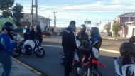 Después del caos: Policía incautó motocicletas en controles preventivos en la costanera de Río Gallegos