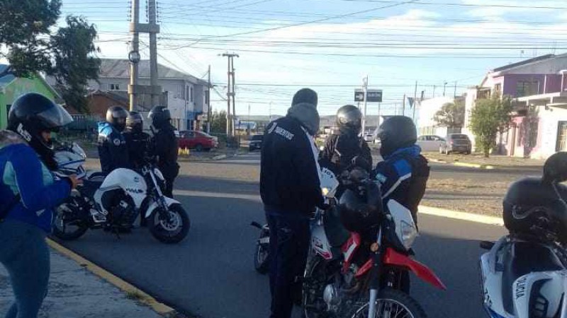 Despus del caos: Polica incaut motocicletas en controles preventivos en la costanera de Ro Gallegos