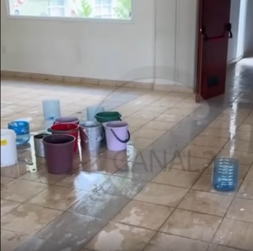 Se desplom el techo de una escuela municipal de Santa Cruz por la lluvia 