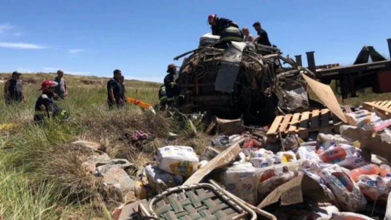 Tres muertos por un brutal choque entre un auto y un camin en Tandil