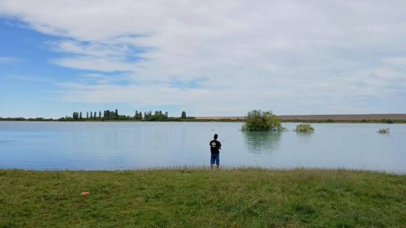 Un oasis en Santa Cruz a pocos kilmetros de Ro Gallegos: pesca, cabaas, motorhomes, una isla y un Jardn Botnico 