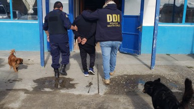 Río Gallegos: discutió con un joven, fue amenazada con un arma, lo denunció, fueron allanados  y encontraron municiones 