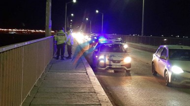 Rescataron a una mujer que se arrojó desde un puente